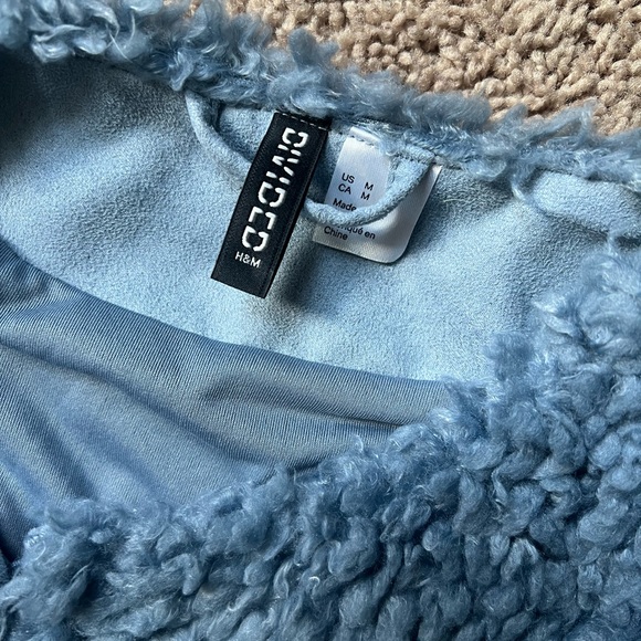 H&M medium sized plush jacket/ slightly cropped. Hardly worn - Picture 4 of 5